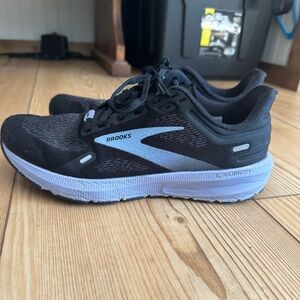 LIKE NEW Brooks women’s launch sneakers